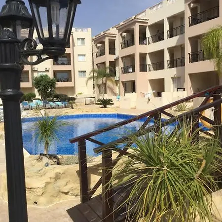 First Floor Overlooking Pool פאפוס