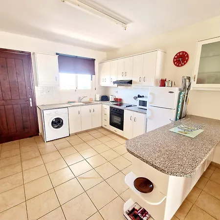 First Floor Overlooking Pool Pafos