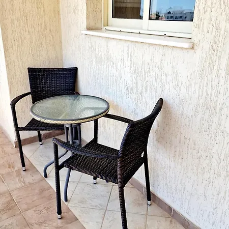 First Floor Overlooking Pool דירה פאפוס