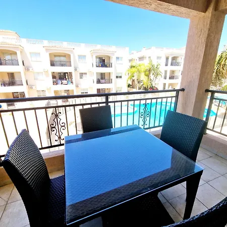 First Floor Overlooking Pool דירה *