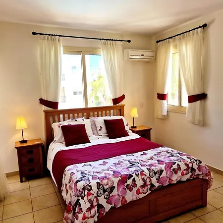 First Floor Overlooking Pool פאפוס