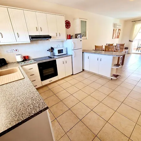 Apartman First Floor Overlooking Pool