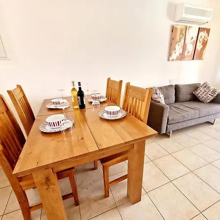 First Floor Overlooking Pool דירה *