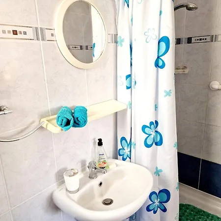 First Floor Overlooking Pool * פאפוס