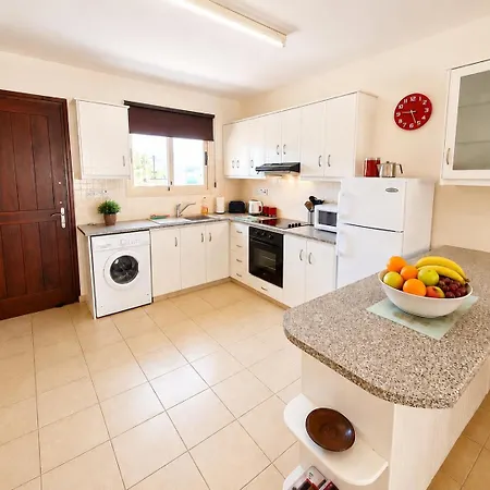 First Floor Overlooking Pool דירה פאפוס