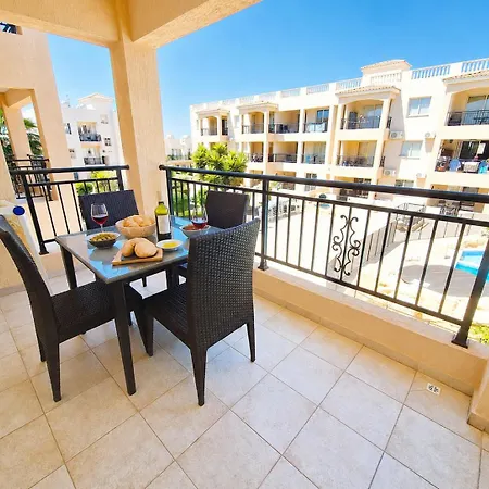 First Floor Overlooking Pool * פאפוס