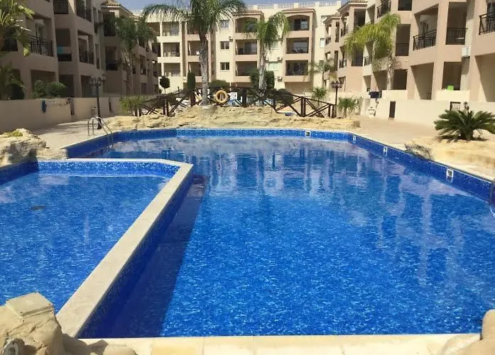 شقة First Floor Overlooking Pool