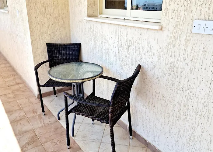 First Floor Overlooking Pool شقة بافوس