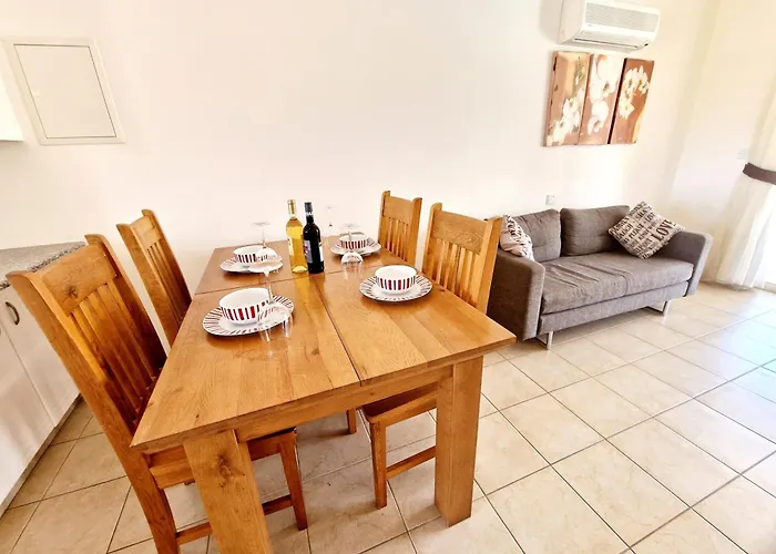 First Floor Overlooking Pool Appartement *