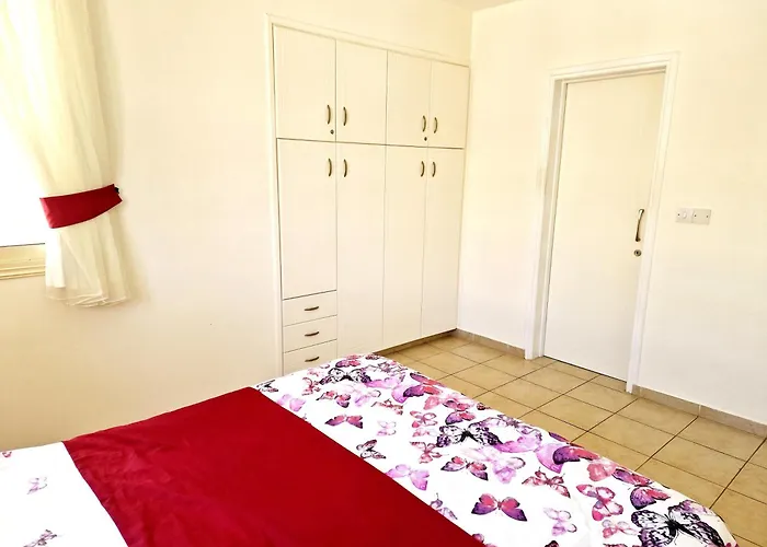 شقة First Floor Overlooking Pool