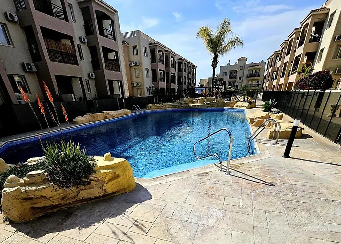 شقة First Floor Overlooking Pool