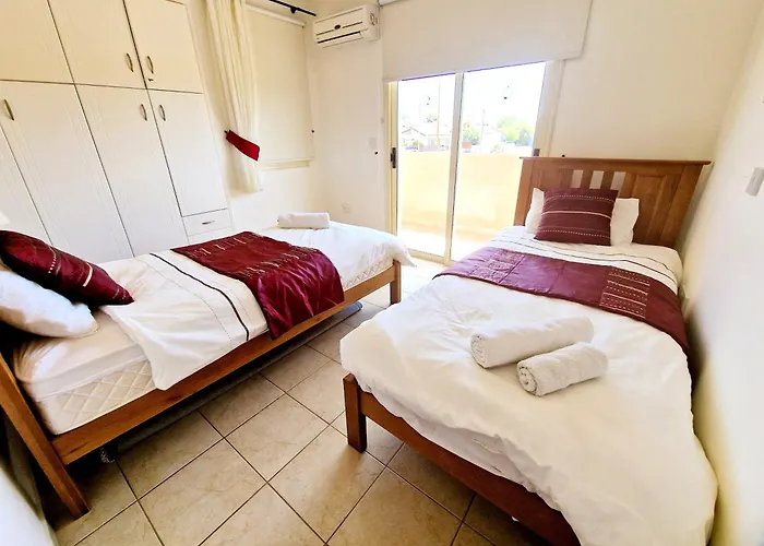 First Floor Overlooking Pool Appartement Paphos